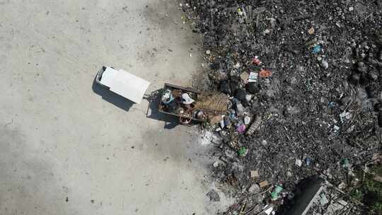 Gente tirando basura