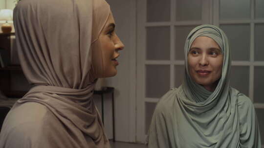 两名戴头巾的穆斯林年轻女性谈到去清真寺视频素材模板下载