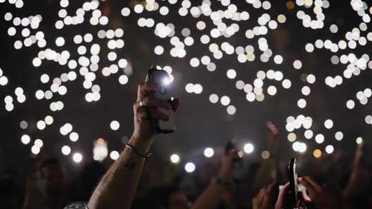 演唱会现场粉丝挥舞手机灯，观众粉丝互动
