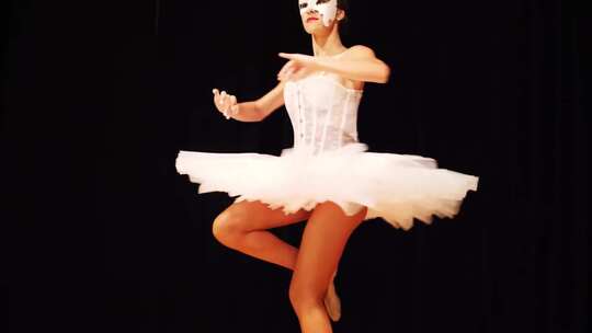 戴面具芭蕾舞演员视频素材模板下载