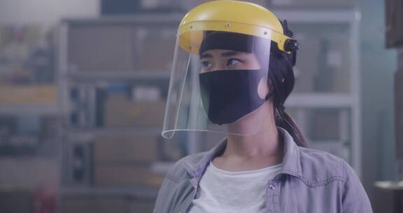 疫情时女人戴着防护面罩工作