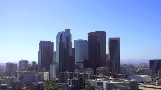 从上到下平移拍摄洛杉矶市中心