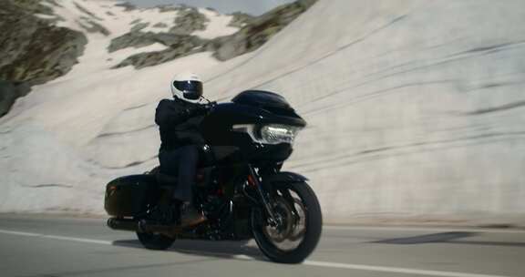 大排量摩托车山路巡航