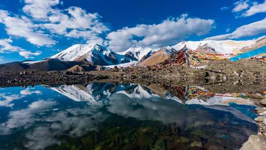 西藏雪山湖泊与经幡风景