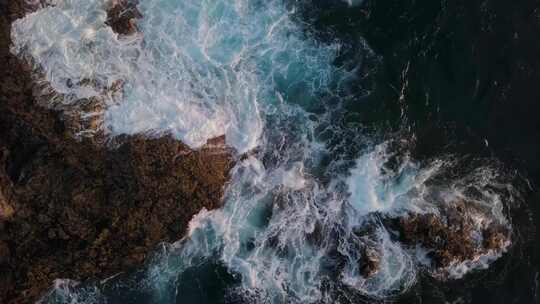 海浪拍打岩石海浪礁石大气海浪翻滚大海_4K