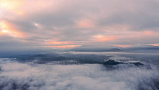 早晨云雾中的腾冲火山群视频素材模板下载