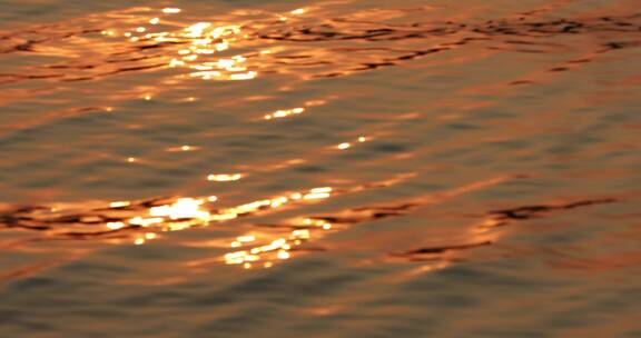 夕阳下傍晚金色水面波光粼粼
