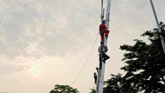 电力工人在夕阳下建设电力工程视频素材模板下载