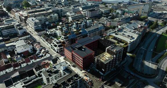 公共建筑屋顶太阳能电池板强调绿色建筑