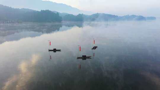 三只小船在龙水湖的薄雾中