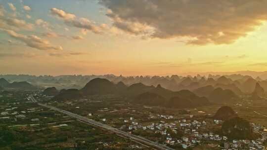 夕阳下的乡村与群山远景