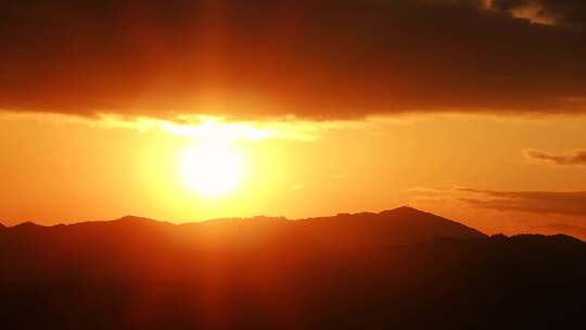 山峰日出延时远山太阳升起来清晨金色天空