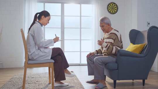 亚洲护理护士检查和听老人病人在家里。