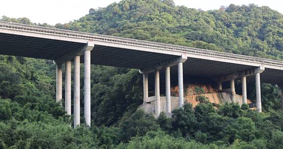 深山中的高速公路桥底