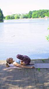 女孩在河边做瑜伽