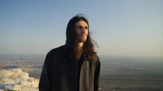 长发男子户外眺望远方