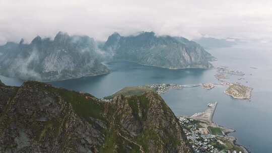 云层吹过海岸附近海洋岛屿上的村庄