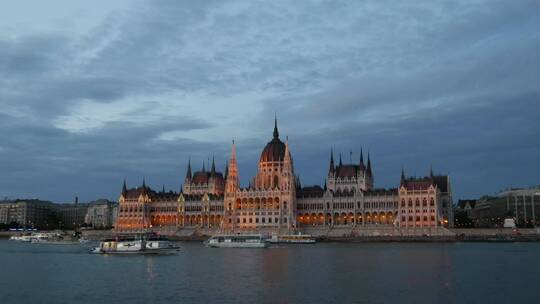 以匈牙利议会大厦为背景的游轮和渡轮