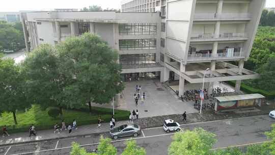 大学学校人流放学上下课学生校园生活航拍