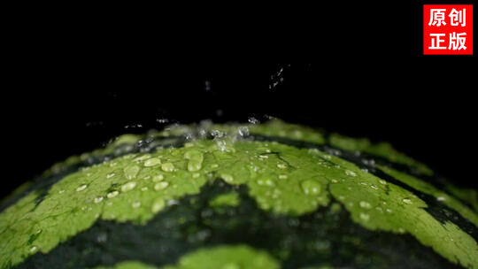 西瓜滴水无籽西瓜洒水创意水果实拍