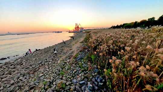 穿越机航拍扬州六圩灯塔江岸夕阳落日视频素材模板下载