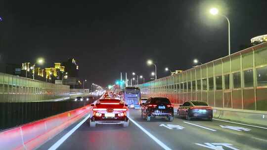 夜晚城市高架桥上车辆川流不息的景象