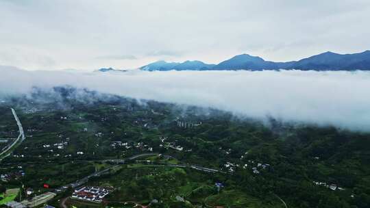 6月大山雨季穿云航拍小县城风光