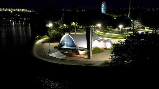 巴西贝洛奥里藏特米纳斯吉拉斯市中心历史中心的夜间空中景观，靠近amusem