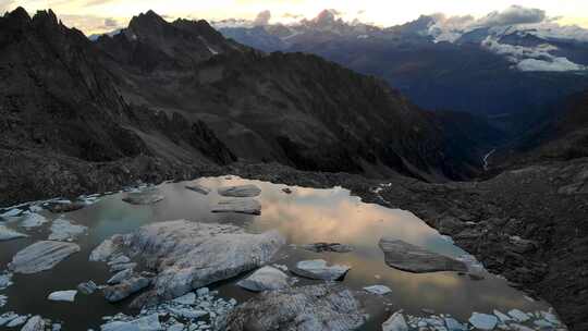 瑞士阿尔卑斯山偏远地区冰川融化，湖面上布满冰山