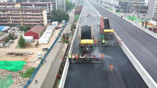 城市道路建设工人施工修路机工程机械铺路