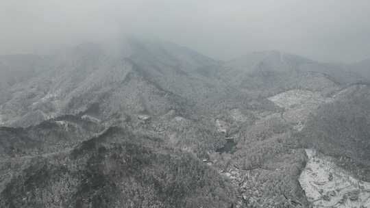 连绵起伏山川丘陵森林冬天雪景航拍