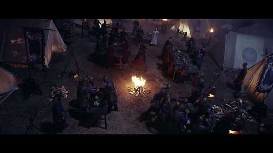 夜晚,古代士兵,营地,篝火庆功,火把,喝酒,盔甲,打斗,厮杀,混战,双方交战