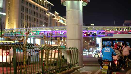 夜晚城市人群行人汽车车辆车流人流夜景人文