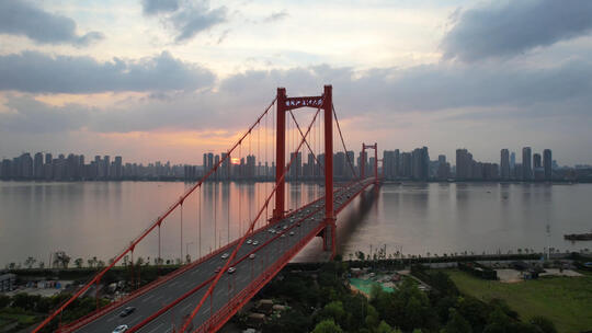 航拍武汉鹦鹉洲长江大桥夕阳晚霞落日天空视频素材模板下载