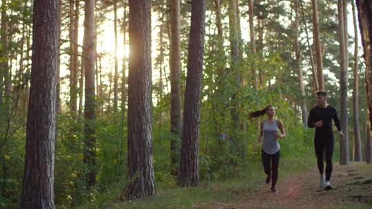 夏季夫妇在森林里晨跑
