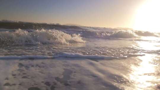 大海海浪空镜夕阳逆光海水沙滩特写可作开场