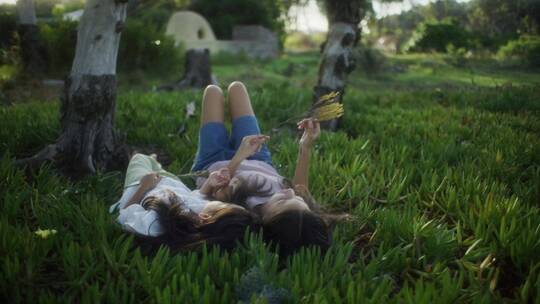 两个女孩躺在草地上