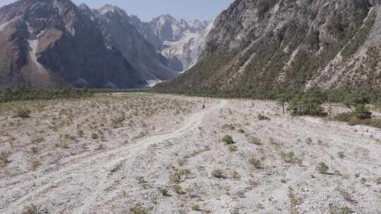 4K航拍云南丽江玉龙雪山大峡谷徒步