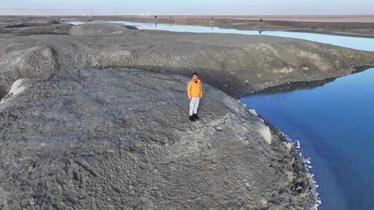 青海海西大柴旦翡翠湖人物湖边航拍视频