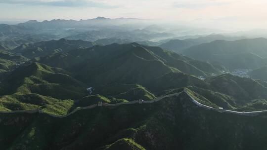 古北口蟠龙山长城清晨晨光脉络