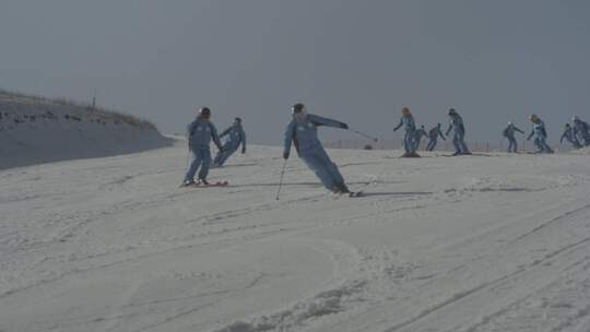 云顶滑雪场滑雪教练编队滑行