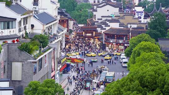 中国江苏南京夫子庙秦淮河贡院街穿梭的行人