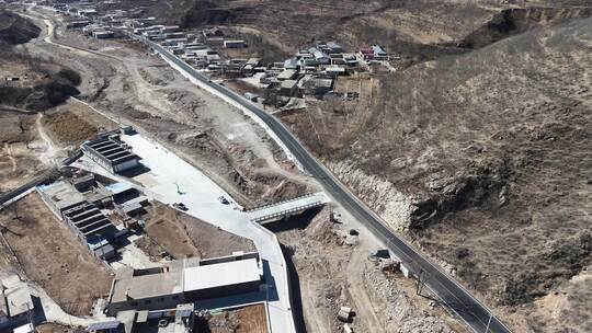 航拍山间蜿蜒公路