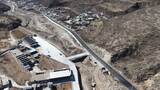 航拍山间蜿蜒公路高清在线视频素材下载