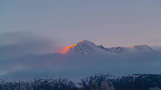 日出雪山