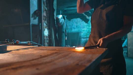 夜晚铁匠手持铁锤炼铁视频素材模板下载