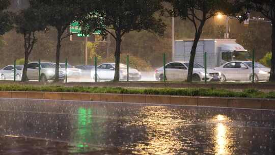 城市下雨雨中公交车辆夜间雨景道路