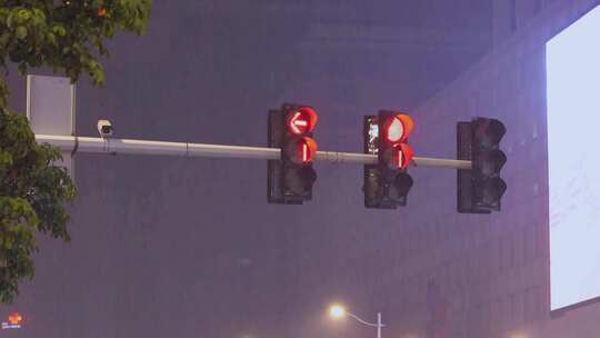 雨天街道红绿灯交通信号灯视频素材模板下载