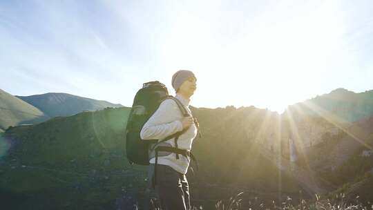 度假时带着旅行背包在树林里徒步旅行视频素材模板下载