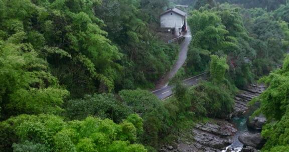 峨眉山下小溪竹林民居